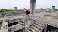 Terlihat hamparan bangunan masjid yang mangkrak tersebut dengan beberapa tiang penyangganya.