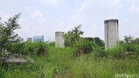 Kompleks Masjid Sriwijaya sudah ditumbuhi rumput tinggi. Untuk menuju titik utama bangunan masjid tersebut, dibutuhkan upaya lebih.