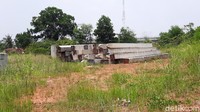 Warga sekitar tidak menyarankan untuk menuju lokasi utama dengan berjalan kaki karena ada ancaman serangan ular berbisa ataupun babi.