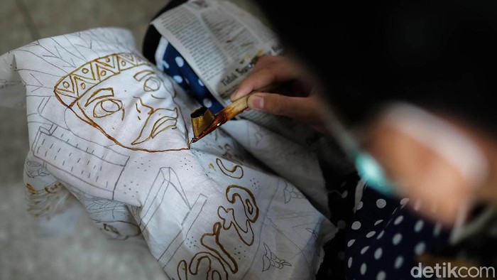Sejumlah Anak Berkebutuhan Khusus tengah belajar membuat batik di Pasar Gintung, Tangerang Selatan, Sabtu (2/10/2021). Kegiatan membatik ini dalam rangka memperingati Hari Batik Nasional yang jatuh pada hari ini, 2 Oktober 2021.
