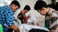 Kegiatan membatik ini dalam rangka memperingati Hari Batik Nasional yang jatuh pada hari ini.