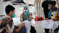 Sejumlah Anak Berkebutuhan Khusus mendapat penjelasan tentang cara membatik di Pasar Gintung, Tangerang Selatan.