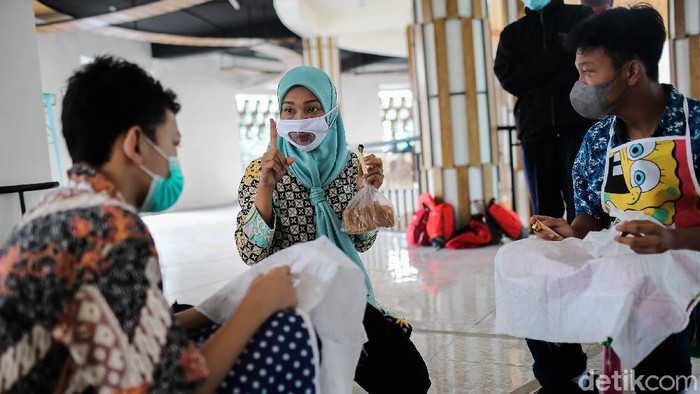 Sejumlah Anak Berkebutuhan Khusus tengah belajar membuat batik di Pasar Gintung, Tangerang Selatan, Sabtu (2/10/2021). Kegiatan membatik ini dalam rangka memperingati Hari Batik Nasional yang jatuh pada hari ini, 2 Oktober 2021.