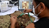 Berbagai jenis pakaian batik seperti kaos, jaket dan kemeja yang dibuat dengan teknik printing sablon tersebut diproduksi Voordurend Love Bali.