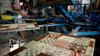 Batik dengan model kekinian itu untuk menyambut Hari Batik Nasional.