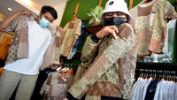 Calon pembeli mencoba produk pakaian batik bernuansa kasual di Denpasar, Bali. Voordurend Love Bali memproduksi batik itu untuk melestarikan pemakaian busana batik bagi generasi muda. 