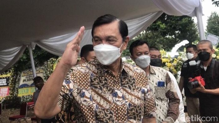 Menko Marves Luhut Pandjaitan melayat ke rumah duka mendiang anggota DPD RI Sabam Sirait di kawasan Bintaro, Jaksel. Luhut menyatakan bangga kepada Sabam. (Faiz Iqbal Maulid/detikcom)