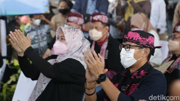 Menparekraf Sandiaga Uno (kanan) saat memberikan anugerah desa wisata terbaik kepada Desa Sukarame di Carita, Pandeglang