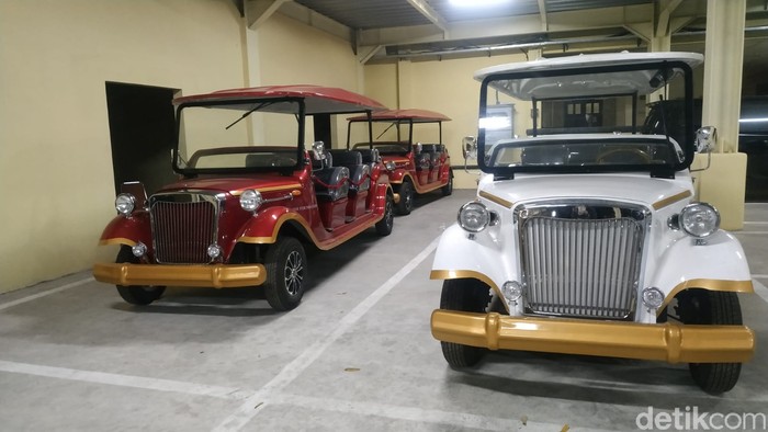 Menperin Agus Gumiwang merasakan mobil listrik hasil hibah Tahir Foundation di Solo.