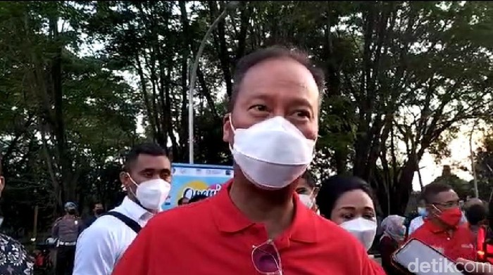 Menperin Agus Gumiwang merasakan mobil listrik hasil hibah Tahir Foundation di Solo.