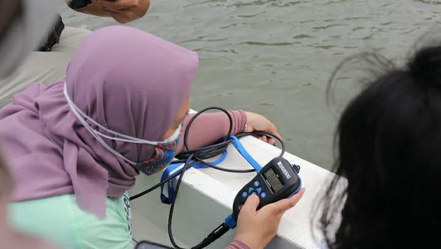 Momen DLH Ambil Sampel Air Tercemar Paracetamol di Teluk Jakarta Peneliti itu terdiri dari Wulan Koagouw, Zainal Arifin, George WJ Olivier, dan Corina Ciocan menemukan konsentrasi tinggi paracetamol di Angke, yaitu 610 nanogram per liter, dan Ancol 420 ng/L, keduanya di Teluk Jakarta.