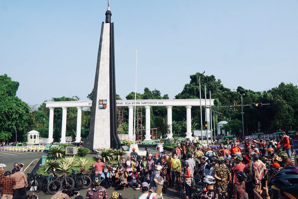 Memperingati Hari Batik Nasional, komunitas Bike to Work Bogor atau Gowel Bogor mengajak masyarakat dan jajaran Pemerintah Kota Bogor (Dinas Pemuda Olahraga) bersama 16 komunitas untuk bersepeda dengan kostum batik secara serentak pada Sabtu pagi, 2 Oktober 2021 mengusung tema Berbatik, Bersepeda, Bergembira.