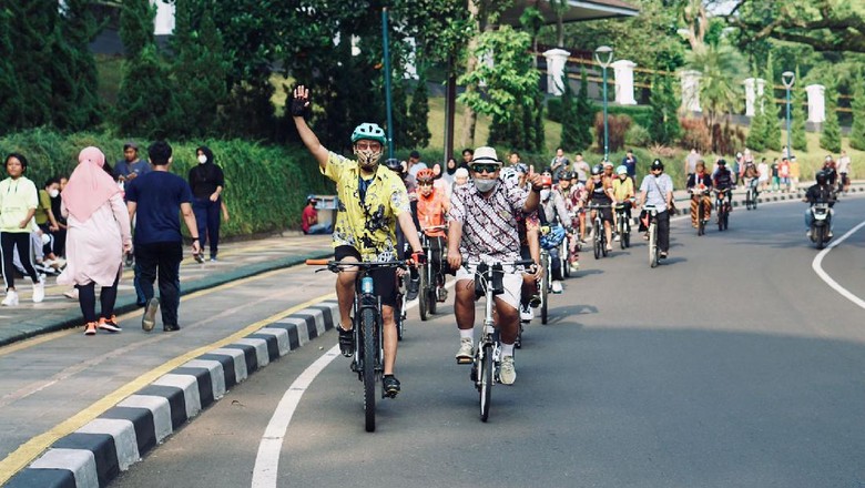 Memperingati Hari Batik Nasional, komunitas Bike to Work Bogor atau Gowel Bogor mengajak masyarakat dan jajaran Pemerintah Kota Bogor (Dinas Pemuda Olahraga) bersama 16 komunitas untuk bersepeda dengan kostum batik secara serentak pada Sabtu pagi, 2 Oktober 2021 mengusung tema Berbatik, Bersepeda, Bergembira.