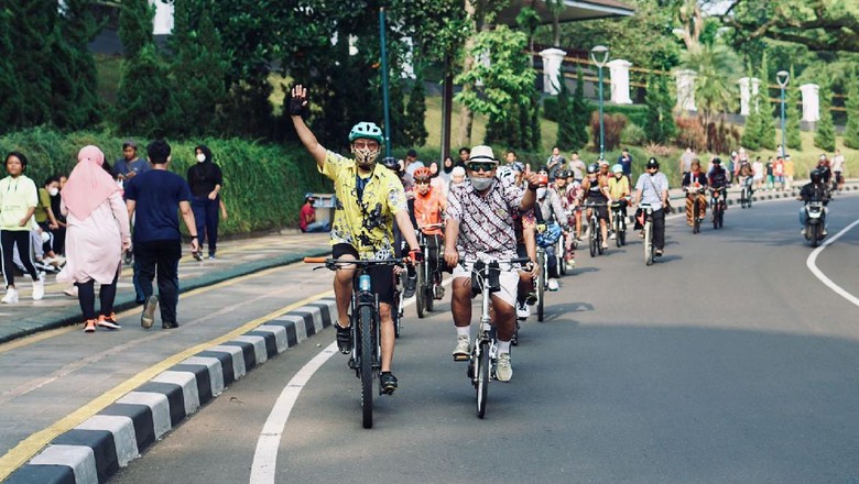 Naik Sepeda Pakai Batik Memperingati Hari Batik Nasional, komunitas Bike to Work Bogor atau Gowel Bogor mengajak masyarakat dan jajaran Pemerintah Kota Bogor (Dinas Pemuda Olahraga) bersama 16 komunitas untuk bersepeda dengan kostum batik secara serentak pada Sabtu pagi, 2 Oktober 2021 mengusung tema Berbatik, Bersepeda, Bergembira.