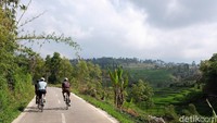 Jalanan beton maupun aspal halus menjadi akses menyenangkan menikmati lembah sejuk di Sumedang ini. Semua jenis sepeda bisa melintasi kawasan ini.