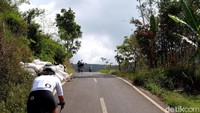 Jalur menanjak dengan kisaran 6 persen menuju Ciherang.