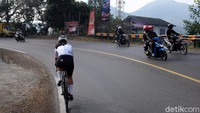 Melintasi jalan raya Jatinangor, Sumedang dengan elevasi yang ringan tetapi tetap bikin ngos-ngosan.