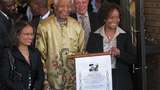 Kisah Presiden Soeharto Beri Batik ke Nelson Mandela dan Jadi Ikonik