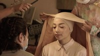 Nikita Willy terlihat tengah dirias dengan menggunakan hijab. Foto: dok instagram Nikita Willy