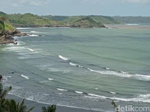 Eksotisme Pantai Karapyak yang Punya Gradasi Warna Air Laut