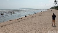 Ganda mengatakan perbedaan warna itu akan semakin kentara terlihat jika dilihat dari ketinggian. Kalau dari atas bukit itu terlihat jelas, perbedaan warnanya indah sekali, kata Ganda.