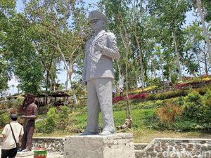 Potret Patung Soeharto yang Gagah Berdiri di Ponorogo