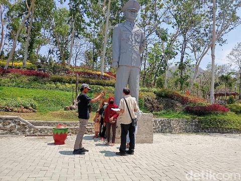 Patung Soeharto berdiri kokoh di Ponorogo. Tepatnya di wisata Bukit Soeharto, Desa Biting, Kecamatan Badegan.