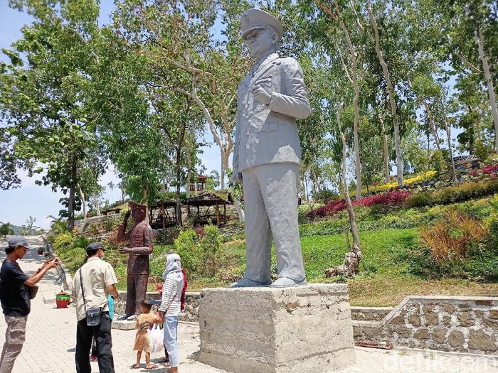 Patung Soeharto berdiri kokoh di Ponorogo. Tepatnya di wisata Bukit Soeharto, Desa Biting, Kecamatan Badegan.