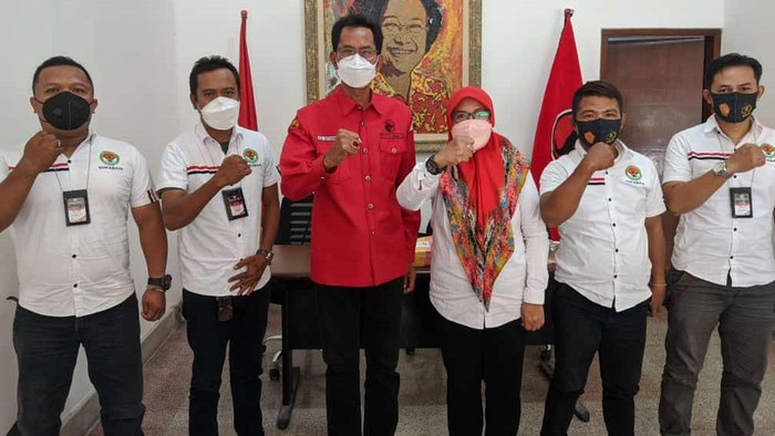 DPC PDIP Surabaya menerima curhat pekerja seni, petani dan nelayan. Mereka mengharapkan dukungan pemerintah di tengah masa sulit pandemi COVID-19.