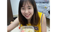Lagi-lagi dengan makanan manis, wanita kelahiran Kedah ini kembali memamerkan senyum manisnya karena bertemu dengan makanan favorit.