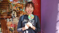 Pebulu tangkis peringkat 19 dunia ini sepertinya suka makanan manis. Begini pose bahagianya ketika hendak menikmati lollipop jumbo.