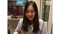 Jalan-jalan ke Taipei, Taiwan, Pearly Tan santai di sebuah kafe. Ia memilih kentang goreng dan sandwich yang terlihat menggugah selera. Nyamm!