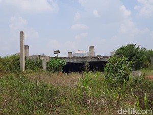 Masjid Sriwijaya Mangkrak Akibat Dikorupsi, Warga: Jadi Sarang Ular-Babi