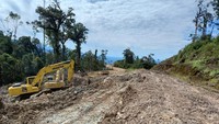 Pembukaan ruas jalan penjuru terus digeber, meski harus menembus bukit dan rimba.Foto: Dok. Kementerian PUPR-Ditjen Bina Marga