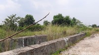 Ada juga tapal batas beberapa tanah warga yang ditutupi seng serta rumput yang tumbuh tinggi.