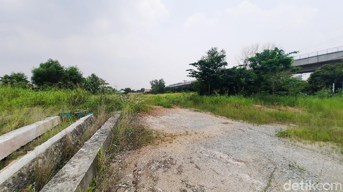 Penampakan Proyek Masjid Sriwijaya yang Mangkrak Akibat Korupsi Pembangunan Masjid Sriwijaya Palembang menggunakan dan hibah Pemprov Sumsel, mangkrak. Begini sisi lain sisa pembangunan masjid Sriwijaya dilihat dari jalan yang berbeda.