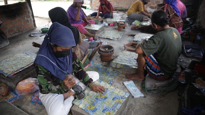 Pengusaha emping melinjo di Lampung Tengah bertahan di tengah pandemi.