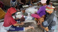 Dimulai dari skala kecil, kini usaha yang berlokasi di Desa Nambah Dadi, Terbanggi Besar, Bandar Jaya, Lampung Tengah ini mempekerjakan ibu-ibu sekitar sebagai buruh produksi harian.