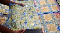 Satu orang pekerja bisa mengerjakan 10 kg melinjo per harinya.