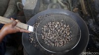 Diketahui, Suwarti juga mengambil pinjaman KUR dari BRI untuk dapat menyokong usaha emping melinjo agar tetap terus bertahan di tengah pandemi. Adapun pinjaman ini menjadi modal bagi usaha miliknya untuk terus beroperasi dan memproduksi emping, serta menopang perekonomian ibu-ibu sekitar.