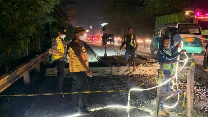Perbaikan jalan baru dicor yang viral karena rusak dilewati warga Perbaikan jalan baru dicor yang viral karena rusak dilewati warga