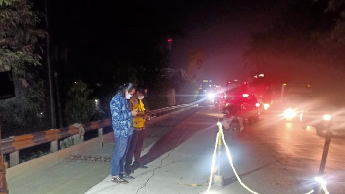 Perbaikan jalan baru dicor yang viral karena rusak dilewati warga Perbaikan jalan baru dicor yang viral karena rusak dilewati warga
