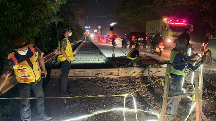 Perbaikan jalan baru dicor yang viral karena rusak dilewati warga