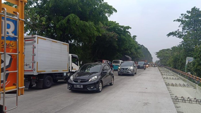 Perbaikan jalan baru dicor yang viral karena rusak dilewati warga