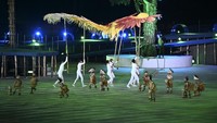Mereka menari dengan diiringi musik dan lagu. Antara Foto/Nova Wahyudi.