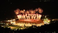 Pesta kembang api memeriahkan pembukaan PON XX Papua di Stadion Lukas Enembe, Sabtu (2/10/2021) malam. Antara Foto/Zabur Karuru.