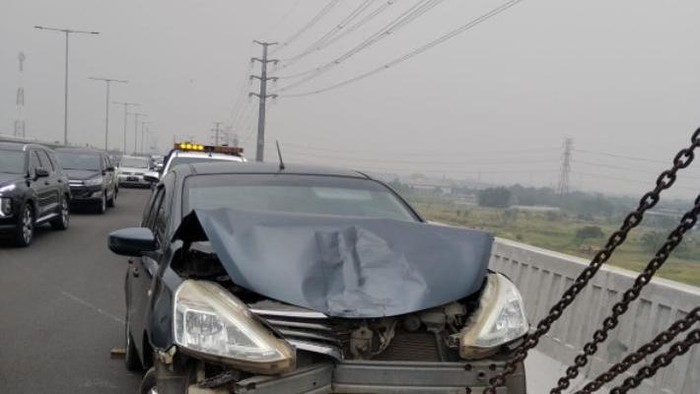 Petugas mengevakuasi kendaraan yang terlibat kecelakaan beruntun di Tol Layang MBZ