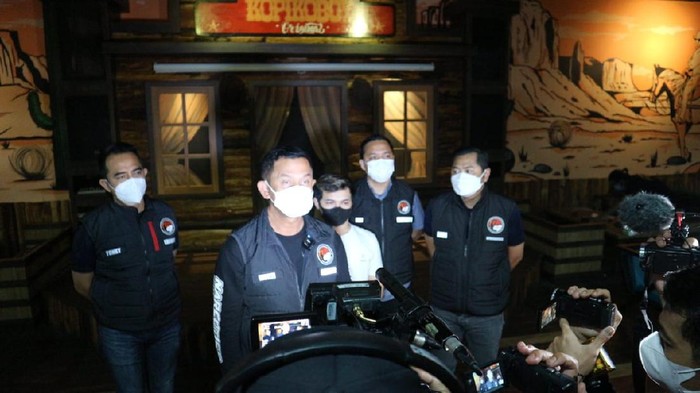 Polisi menindak kafe dan bar di Jaksel yang melanggar jam operasional PPKM level 3 (dok.Polda Metro Jaya)