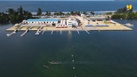 Arena olah raga Dayung dibangun tidak jauh dari Jembatan merah Youtefa yang membentang di atas Teluk Youtefa. Kawasan venue Dayung terlihat indah berlatar belakang perbukitan Abepura. Foto: Dok. Kementerian PUPR