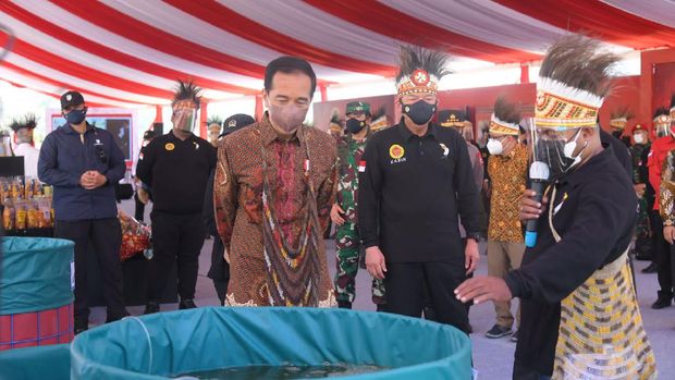 Presiden Jokowi melakukan ground breaking gedung Papua Youth Creative Hub yang akan dijadikan pusat penggerak untuk mengembangkan bakat pemuda-pemudi Papua. (dok Istimewa)